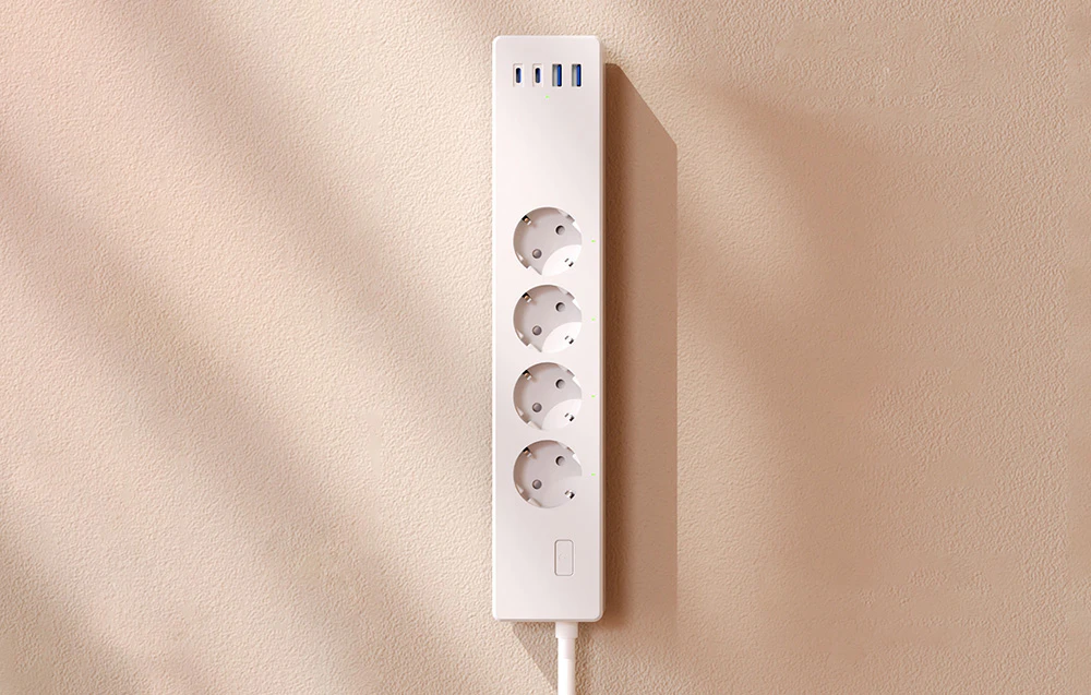 Vedere de sus a unei benzi de alimentare goale cu patru prize și cinci porturi USB, montată pe perete