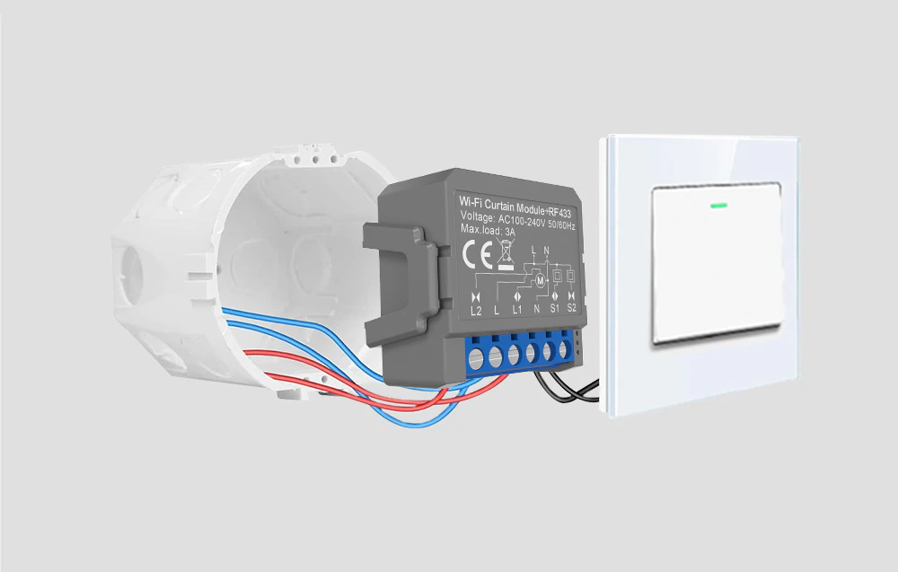În interiorul cutiei de instalare în care este montat modulul de perdea
