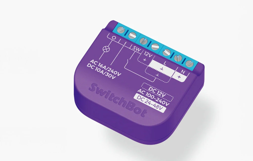 Întrerupător inteligent SwitchBot în carcasă mov cu terminale cu șuruburi albastre și diagramă de cablare