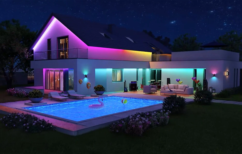 O casă modernă cu piscină iluminată de benzi LED.