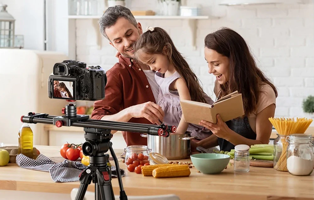 O familie gătind în bucătărie, filmată de o cameră montată pe un slider și un suport de umăr.