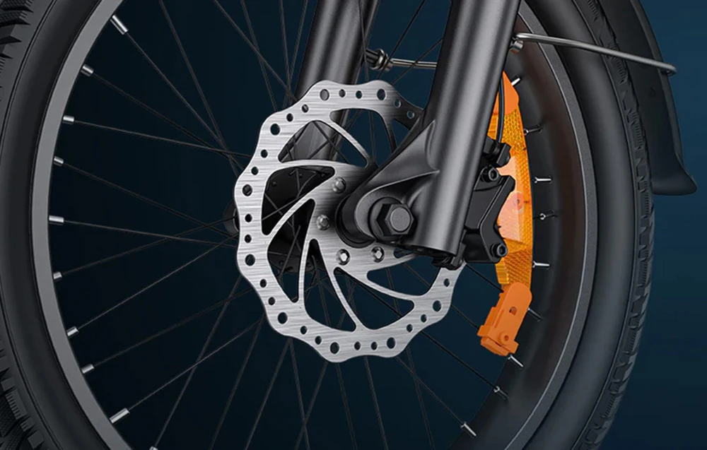 Prim-plan al roții din față a unei biciclete electrice cu sistem de frânare cu disc