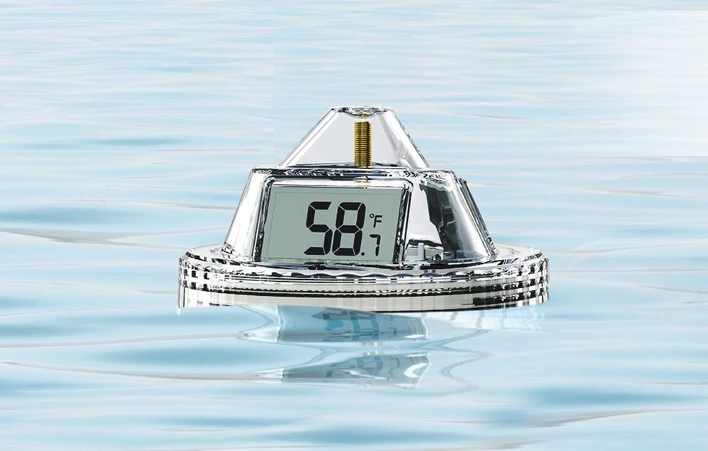 Senzor plutitor de temperatură în piscină care afișează 58,7 °F
