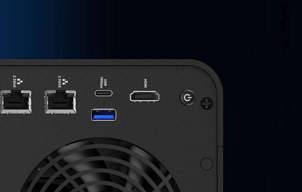 Un prim-plan al panoului din spate al carcasei NAS, care prezintă porturi de rețea, porturi USB, un port HDMI și un buton de pornire