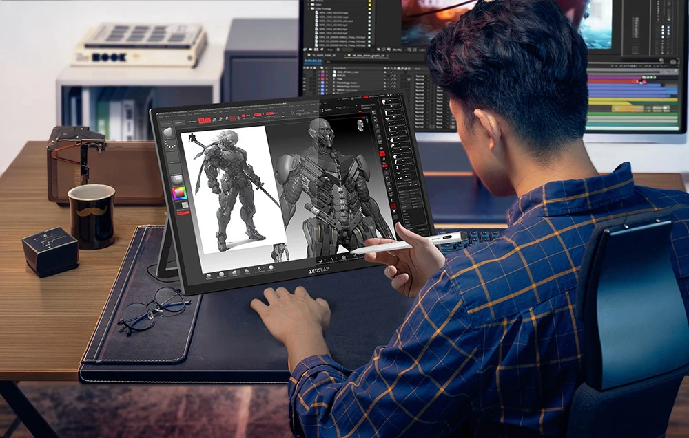 Un designer grafic lucrând la un birou cu un monitor tactil ZEUSLAP, proiectând o figură tridimensională a unui războinic