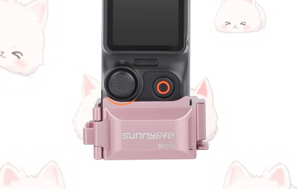 Prim plan al părții inferioare a camerei DJI Pocket montată în suportul roz Sunnylife BK016 pe un fundal cu pisici din desene animate