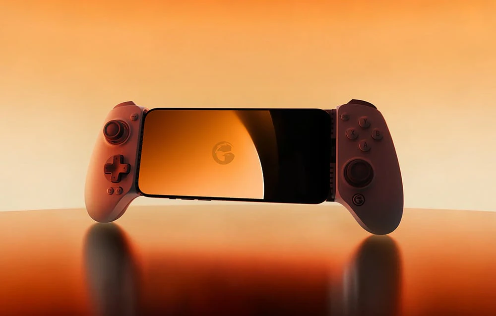 Smartphone conectat la un controler GameSir afișat pe un fundal portocaliu