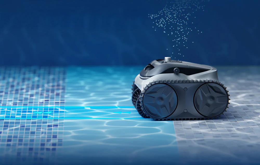 Robotul de piscină se deplasează de-a lungul fundului piscinei, lăsând în urma sa o dâră de bule de aer minuscule