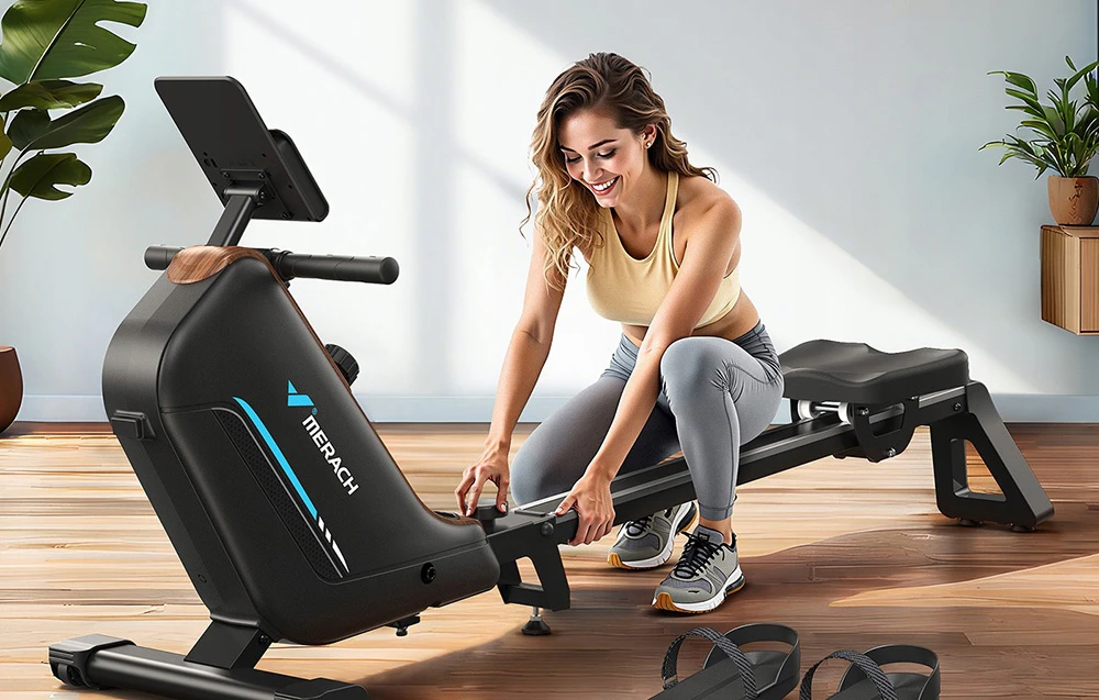 O femeie reglează o parte a aparatului de vâslit într-un interior luminos, pregătind aparatul pentru exerciții