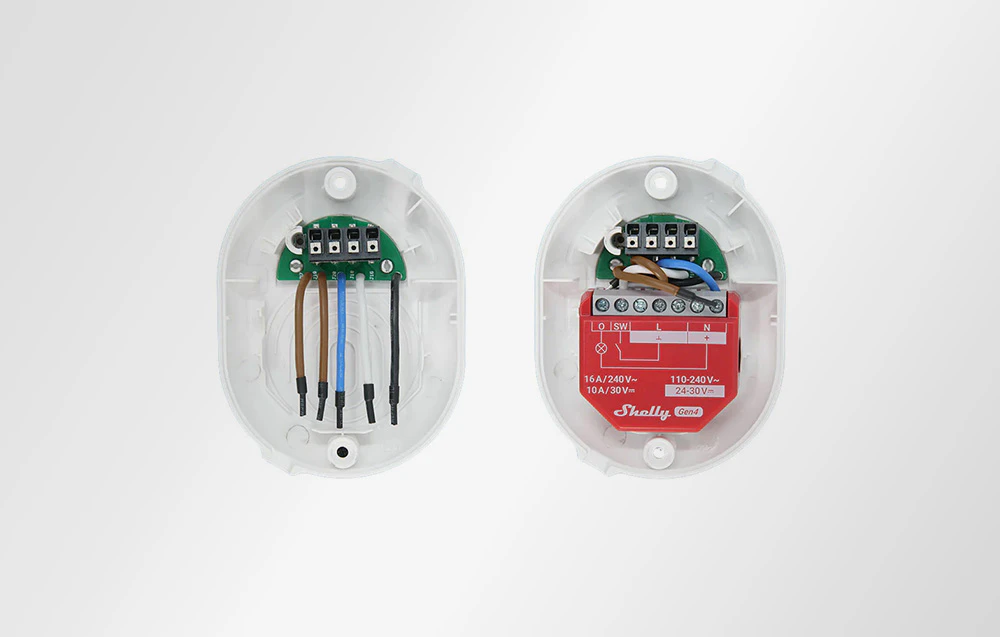 Interiorul accesoriului Shelly Button Add-on alb, cu conectorii și firele conectate vizibile.