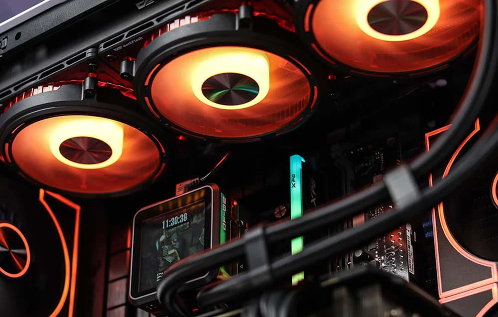 Interior de computer cu trei ventilatoare iluminate