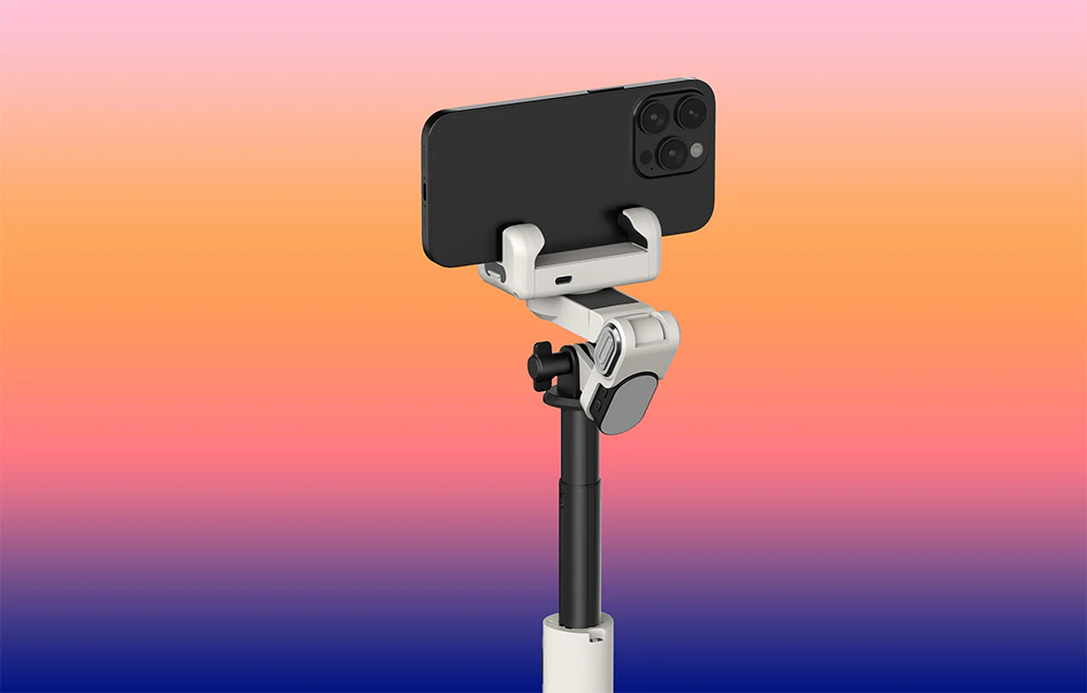 Un gimbal cu un smartphone văzut din spate, montat pe un braț extensibil pe un fundal cu gradient.