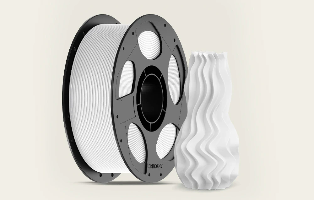 Filament PLA Anycubic, lângă el stă o vază albă realizată prin metoda imprimării 3D.
