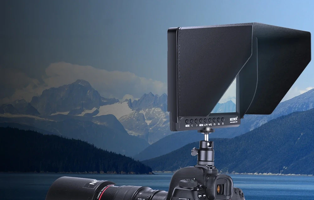 Vizorul Neewer cu o parasolară neagră de dimensiuni mari, montat pe un aparat foto DSLR, având ca fundal un lac de munte.