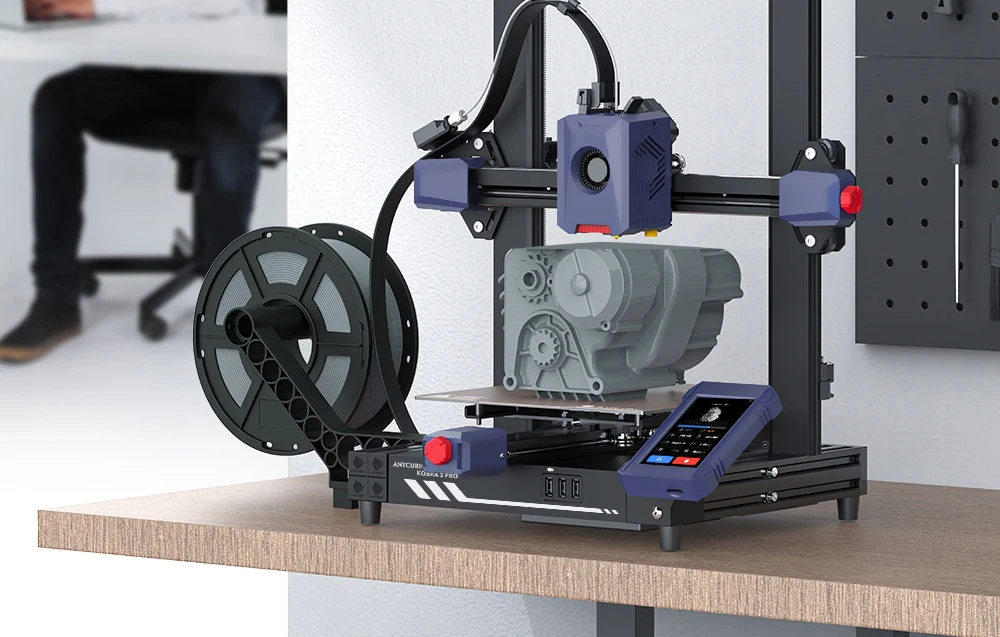 Imprimantă 3D cu filament pe o masă de lemn