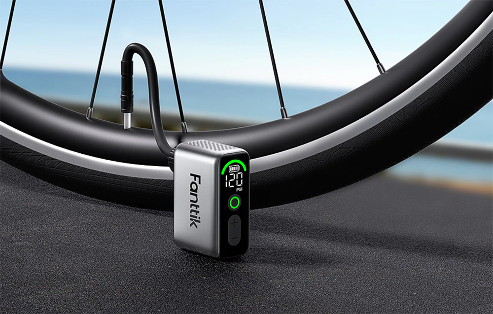 Mini pompă de bicicletă Fanttik umflând o bicicletă