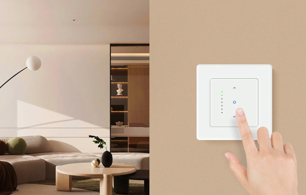 O persoană atinge un panou de control montat pe perete, utilizat pentru reglarea jaluzelelor sau perdelelor într-un interior modern.