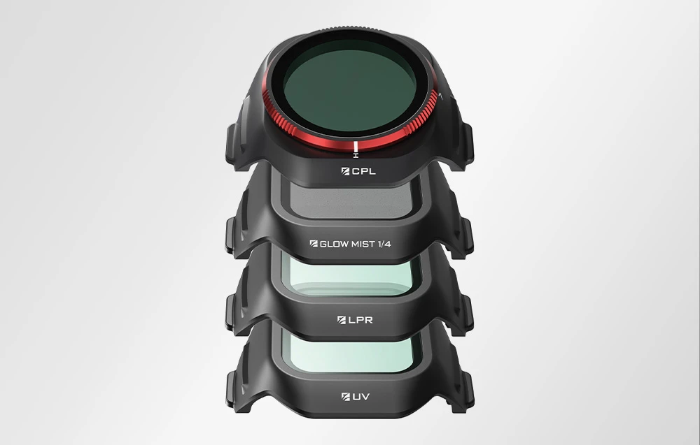 Vedere de sus a patru filtre pentru drone - CPL, Glow Mist 1/4, LPR și UV stivuite vertical