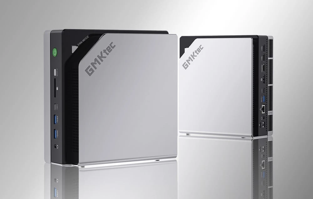 2 computere GMKtec gri pe un fundal deschis.