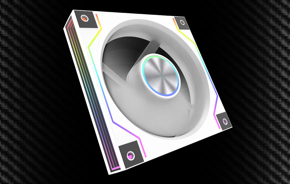 Ventilator alb pentru computer cu iluminare de fundal RGB pe carcasă și în jurul centrului metalic, vedere oblică pe fundal întunecat