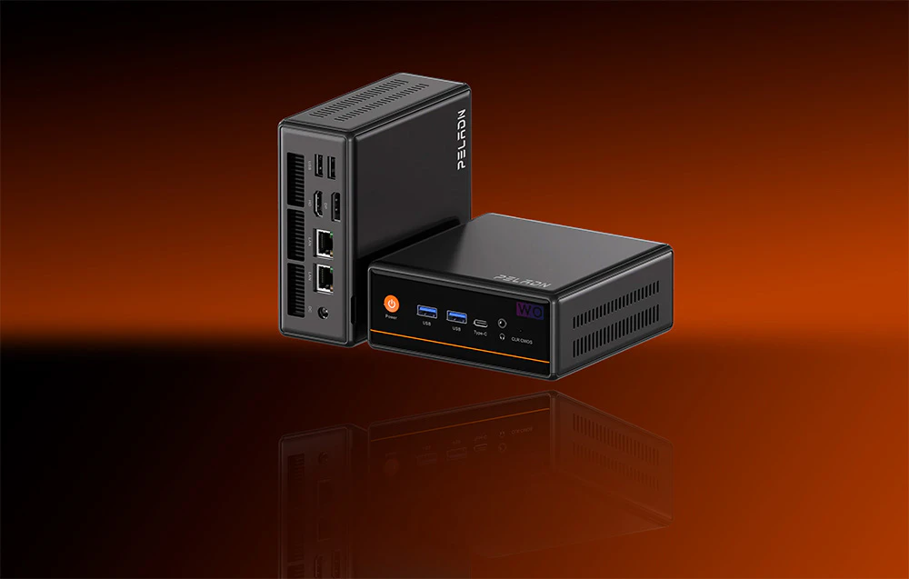 Prim-plan cu două mini PC-uri negre așezate pe o suprafață lucioasă.