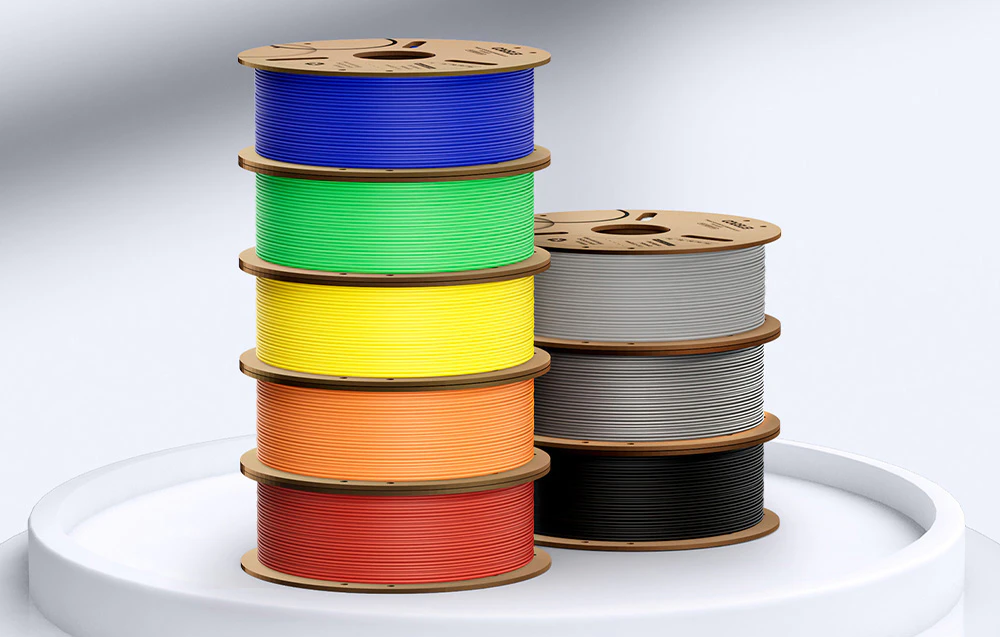 O stivă de bobine colorate de filament 3D aranjate în două coloane
