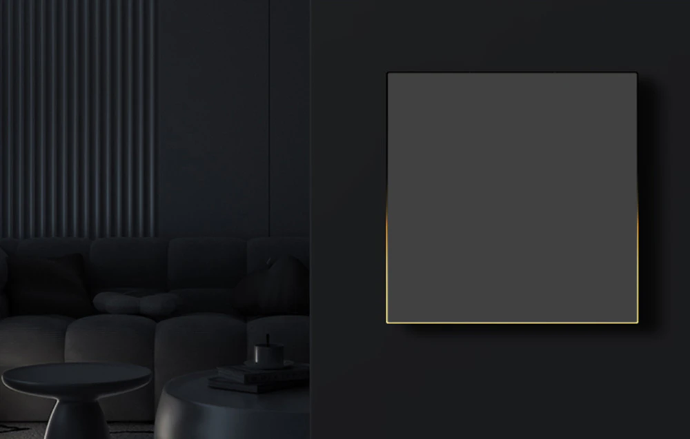 Panou tactil negru cu retroiluminare galbenă pe un perete negru într-un interior minimalist întunecat