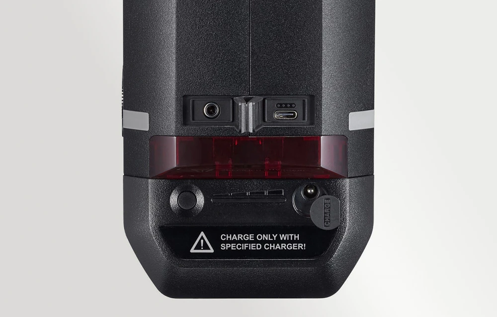 Detaliu al porturilor USB-C, al mufei de sincronizare și al indicatorului de încărcare a bateriei de pe blițul Godox AD600BM II