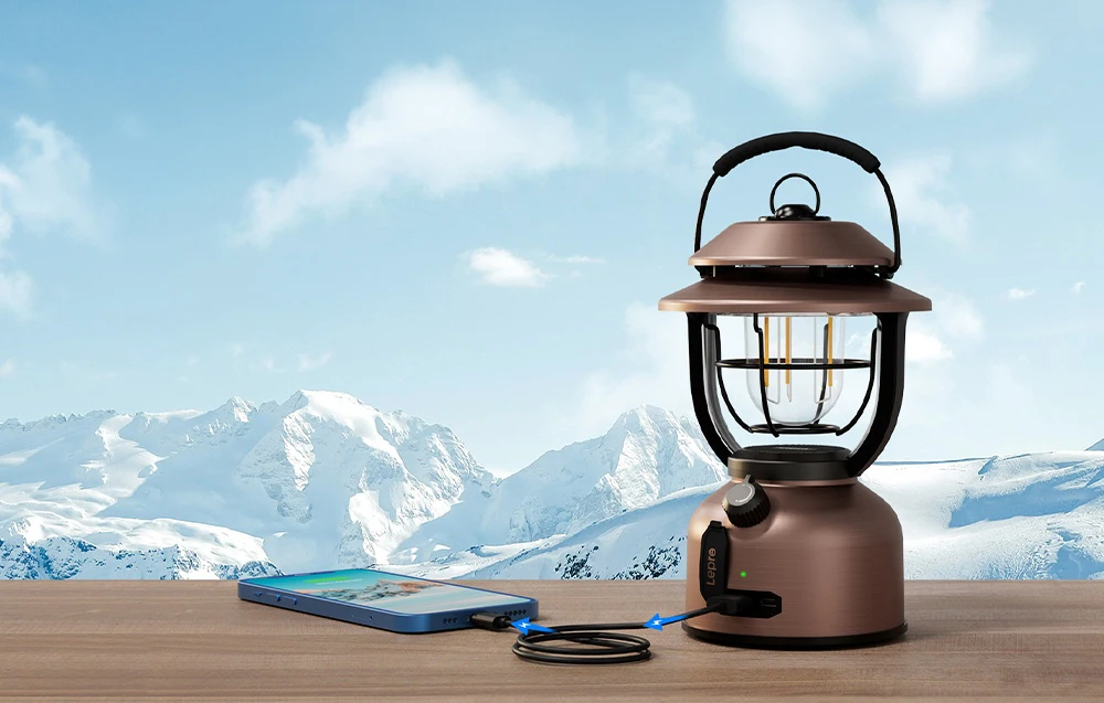O lampă de camping Lepro încarcă un smartphone așezat pe o masă