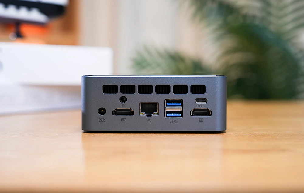 O vedere de aproape a panoului din spate al GMKtec M3 Pro cu porturi HDMI, LAN, USB-C și conectorul de alimentare.