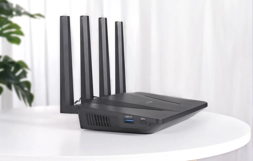 Imagine în prim-plan a profilului lateral al unui router negru așezat pe o masă albă, care prezintă portul USB 3.0 și butonul Sync