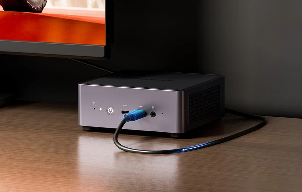 mini pc pe birou conectat prin cablu