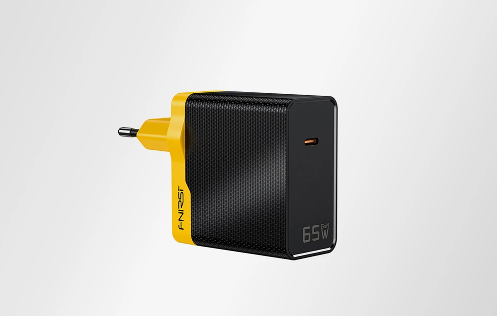 Adaptor de alimentare negru și galben pe fundal gri