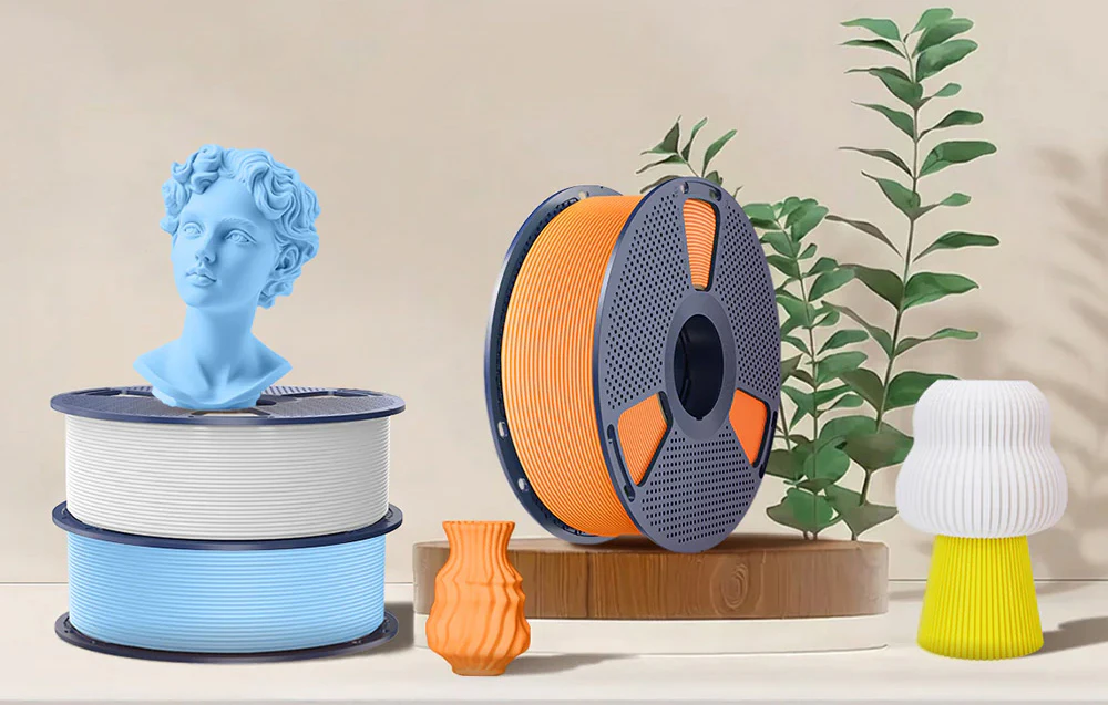 O bobină de plastic portocalie, albă și albastru deschis lângă o sculptură albastră reprezentând un cap și vaze decorative.