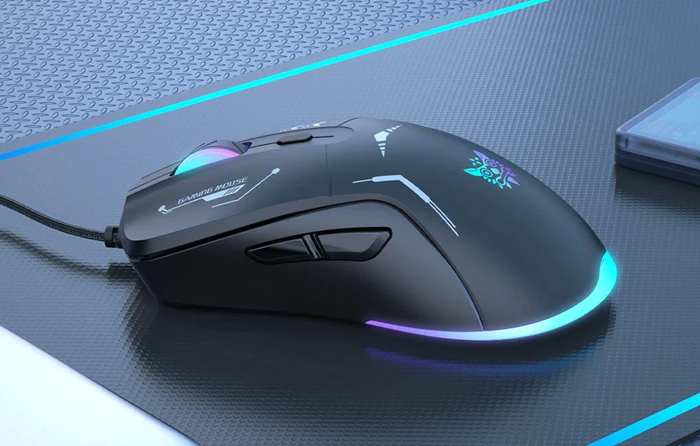 Mouse cu fir Onikuma cu iluminare de fundal pe un covoraș de birou întunecat