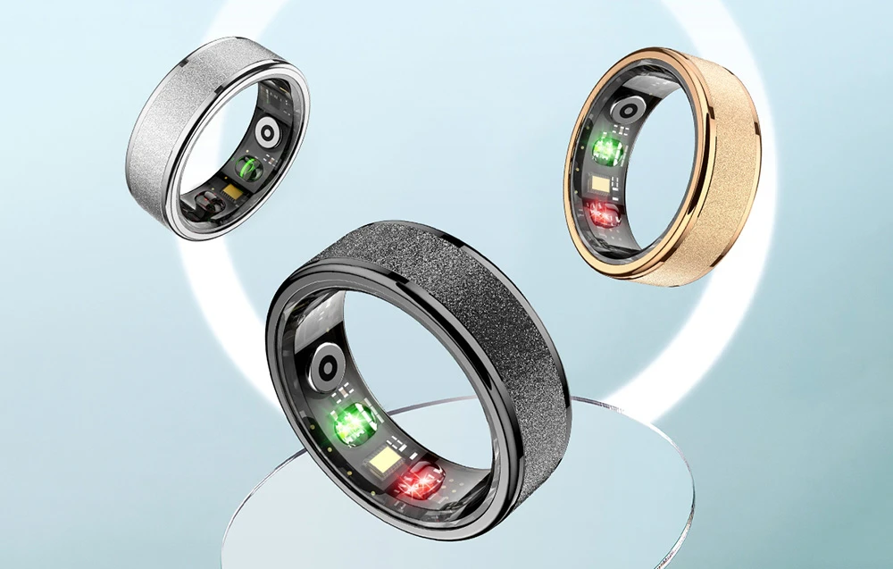 3 smartrings pe fundal luminos.