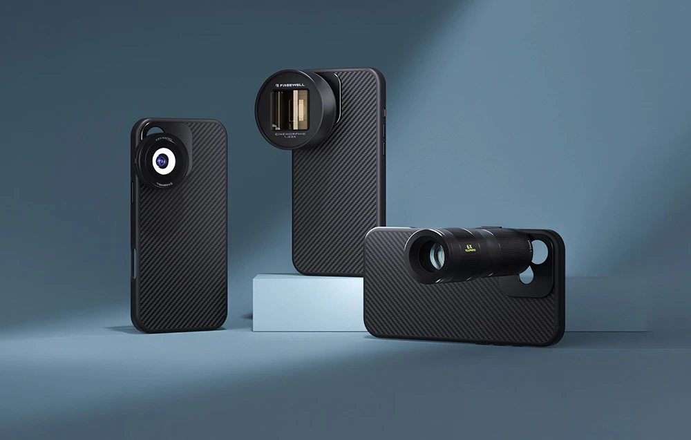 Trei huse negre din fibră de carbon pentru iPhone, așezate pe diverse suporturi, echipate cu trei tipuri diferite de obiective