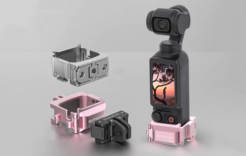 Camera DJI Pocket în montură Sunnylife roz, alături de trei versiuni diferite de monturi metalice în culorile argintiu, roz și negru