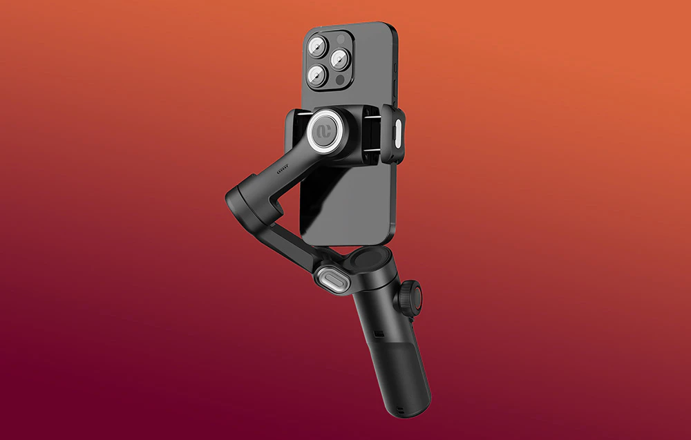 Gimbal cu un smartphone montat, prezentat din spate pe un fundal uniform.