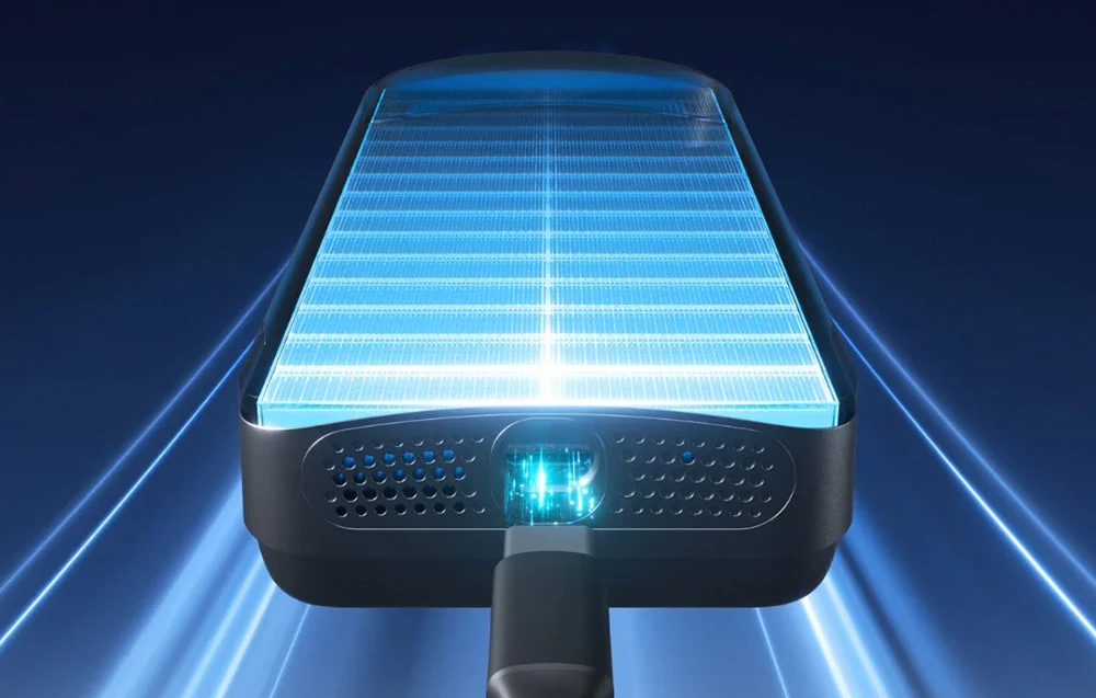 Vizualizare a panoului solar cu lumină de fundal albastră și a cablului de încărcare pe fundal întunecat
