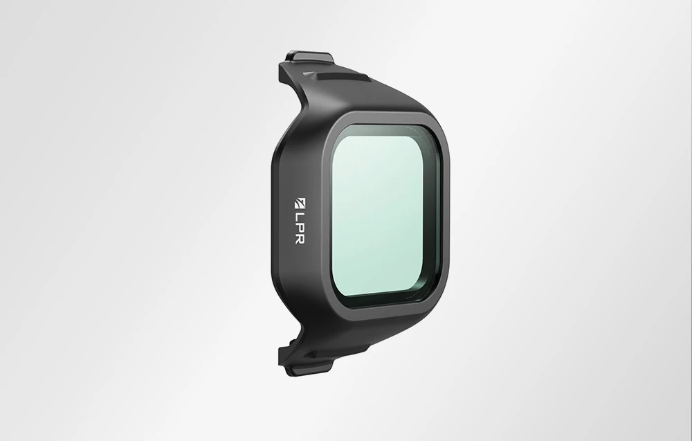 Filtru LPR pentru o dronă cu sticlă optică de mentă deschisă într-un cadru negru văzut din lateral pe un fundal alb