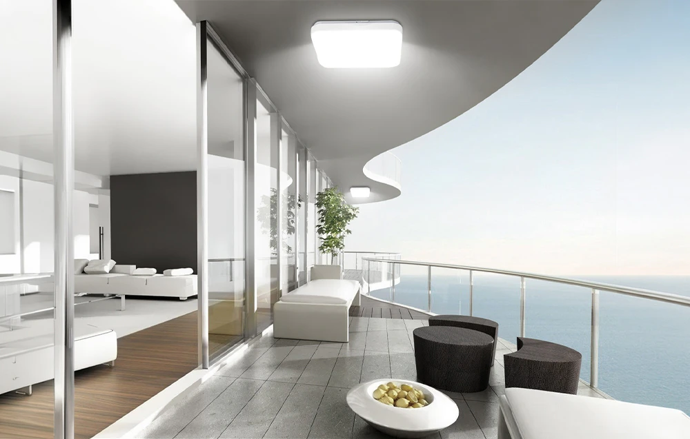 Un apartament cu terasă iluminată de plafoniere albe