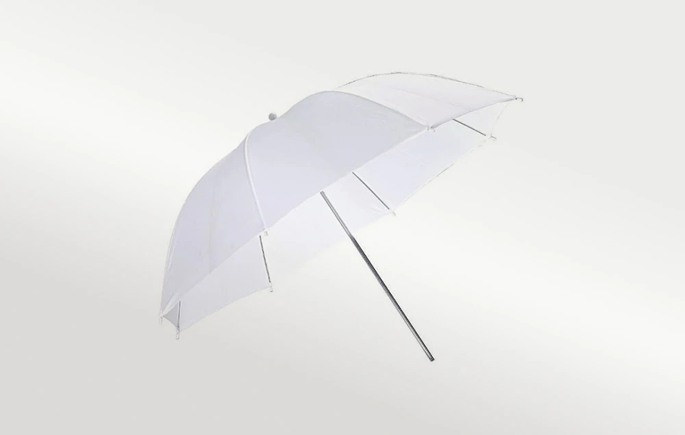 O umbrelă albă deschisă, așezată pe un fundal de culoare deschisă.