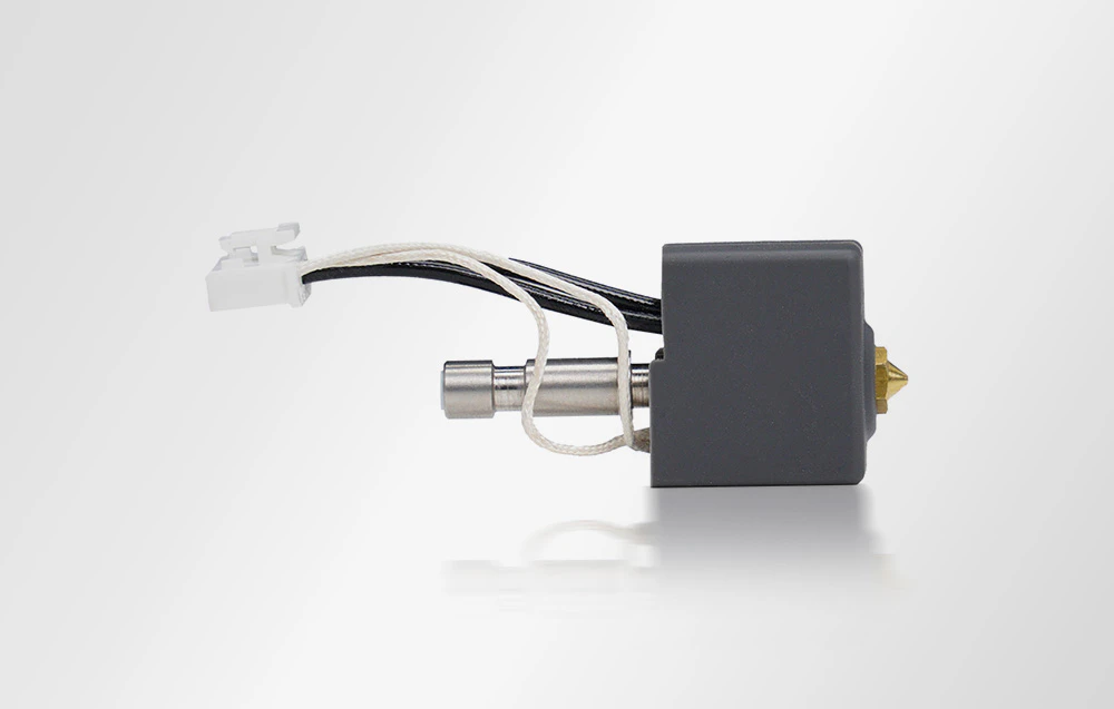 Hotend cu duză de imprimantă 3D pe fundal gri