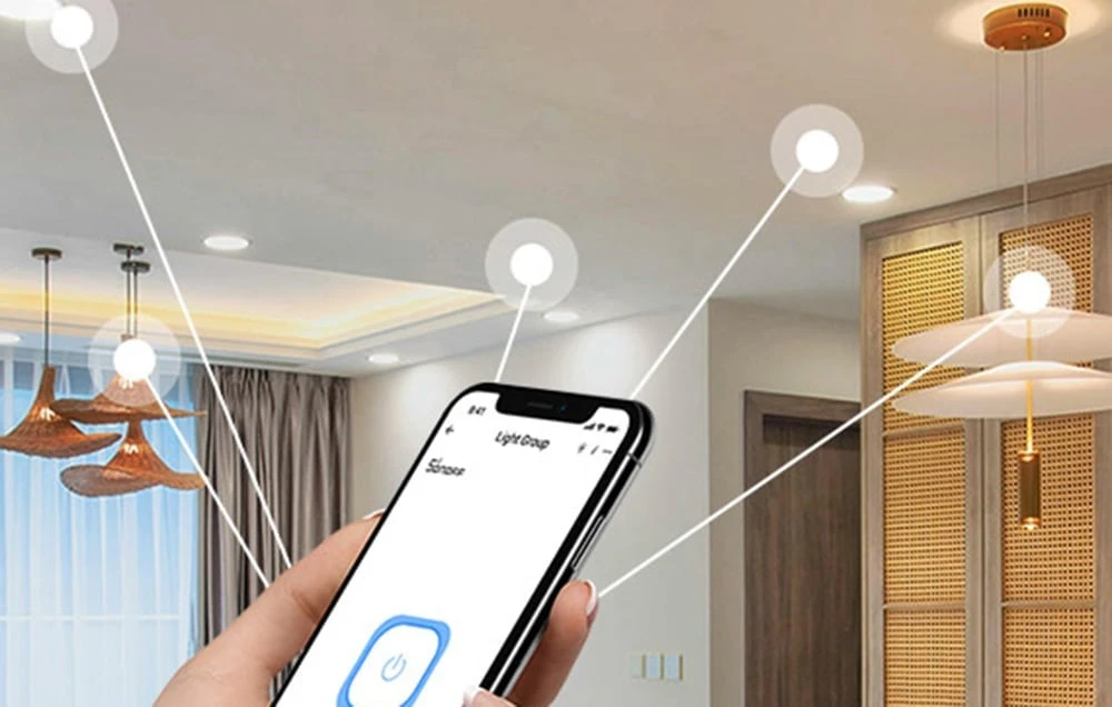 Aplicație Sonoff pe un smartphone care controlează de la distanță iluminatul într-o cameră de zi modernă