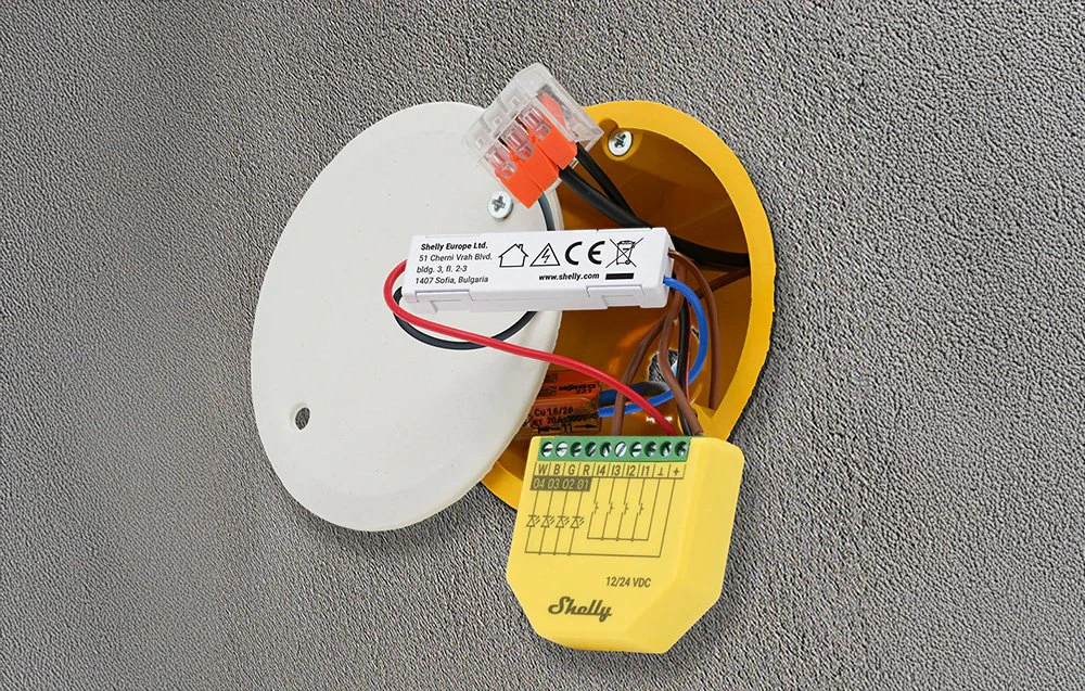 Instalarea aparatului Shelly cu cablare într-o cutie electrică încastrată în perete