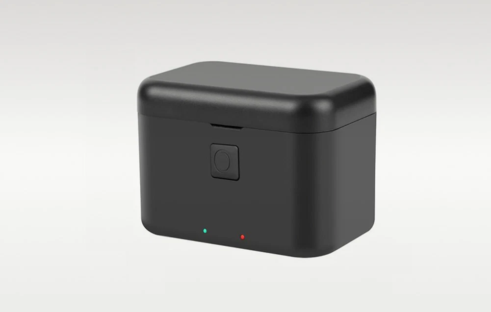 Husă de încărcare Puluz neagră închisă pentru Insta360 X5 înclinată pe un fundal gri