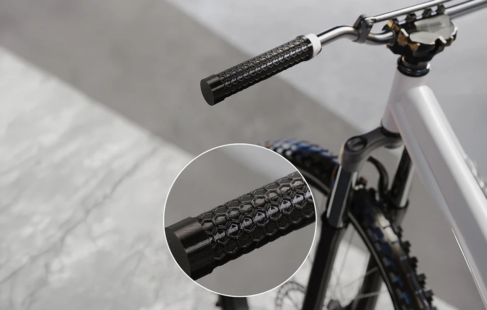 Prim-plan cu mânere negre de bicicletă