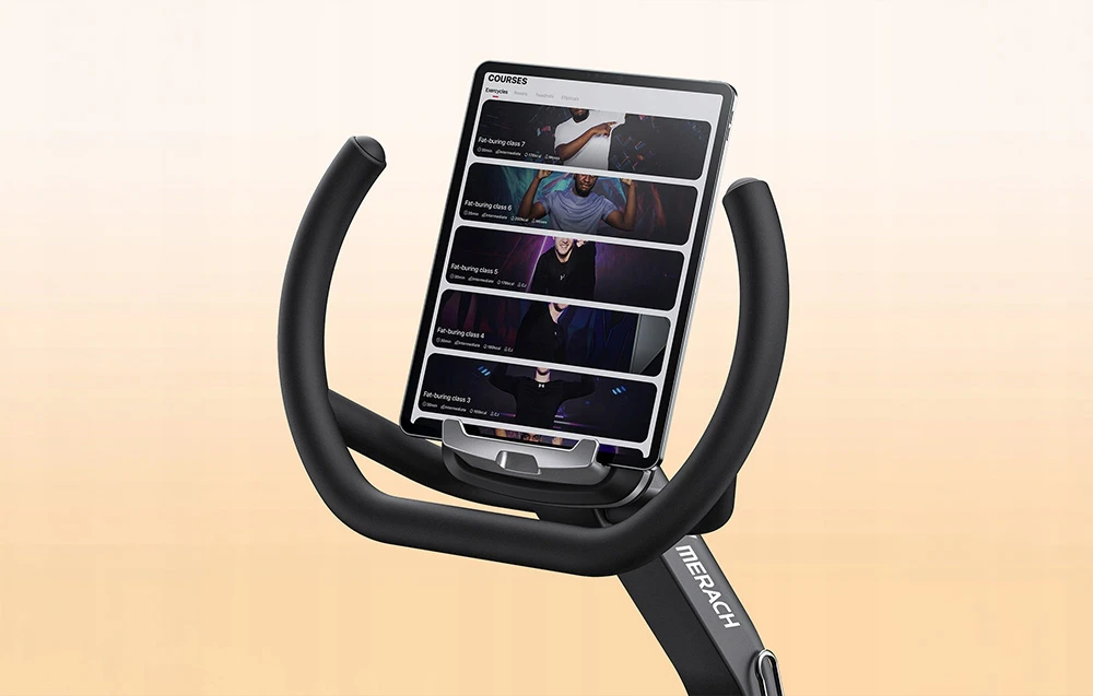 Prim-plan al ghidonului bicicletei MERACH, cu un suport care ține o tabletă pe care este afișată o listă de cursuri video