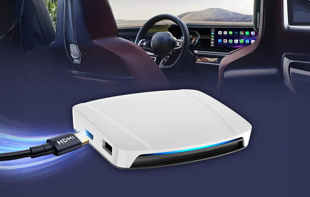 Adaptor auto cu un cablu HDMI conectat, pe fundalul interiorului unei mașini